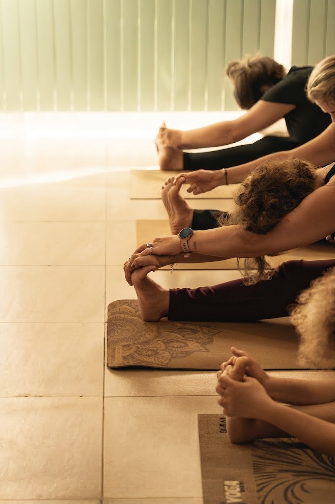 Cours de yoga collectif, séance d'étirement en groupe